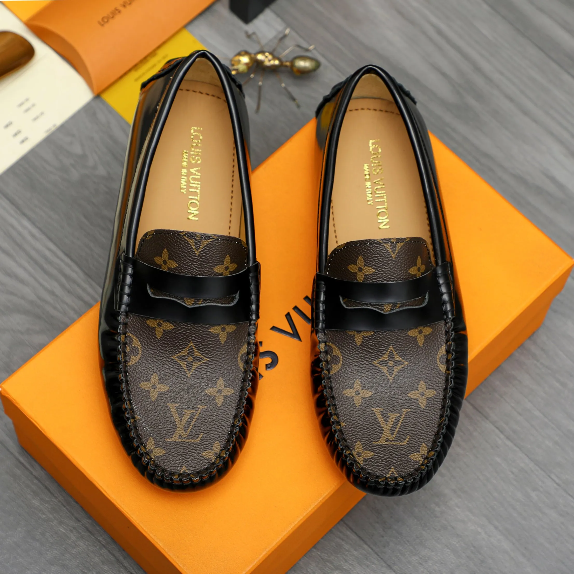 Men's shoes 💰p420 Product trademark: LV "Louis Vuitton" casual slip-on men's shoes Regular size: 38-44 Product materials: Selected classic print splicing patent leather upper, sheepskin lining, original rubber outsole